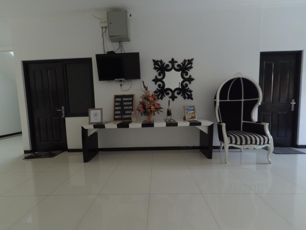 Mess Inn Semarang Esterno foto