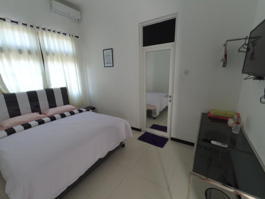 Mess Inn Semarang Esterno foto