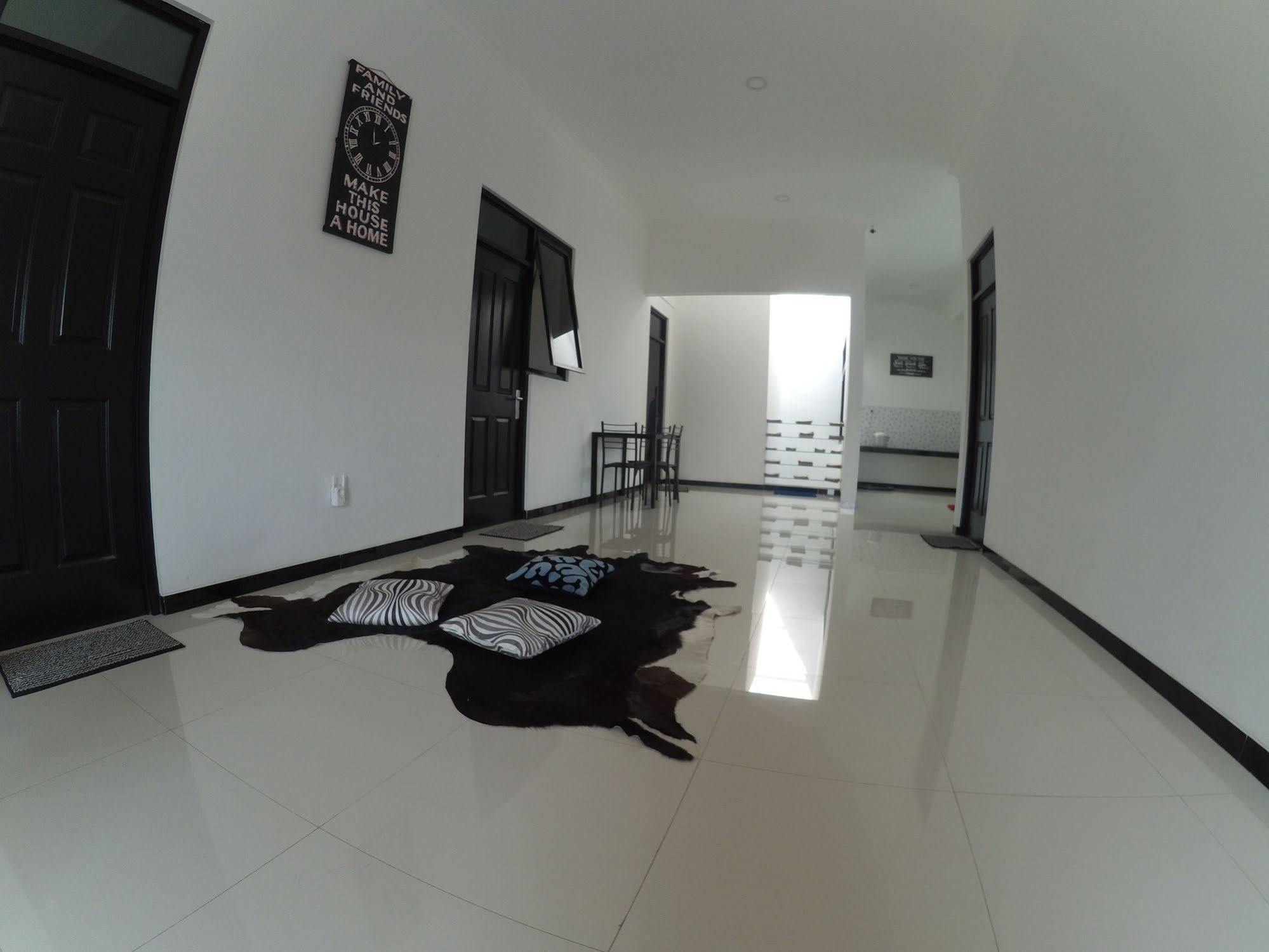 Mess Inn Semarang Esterno foto