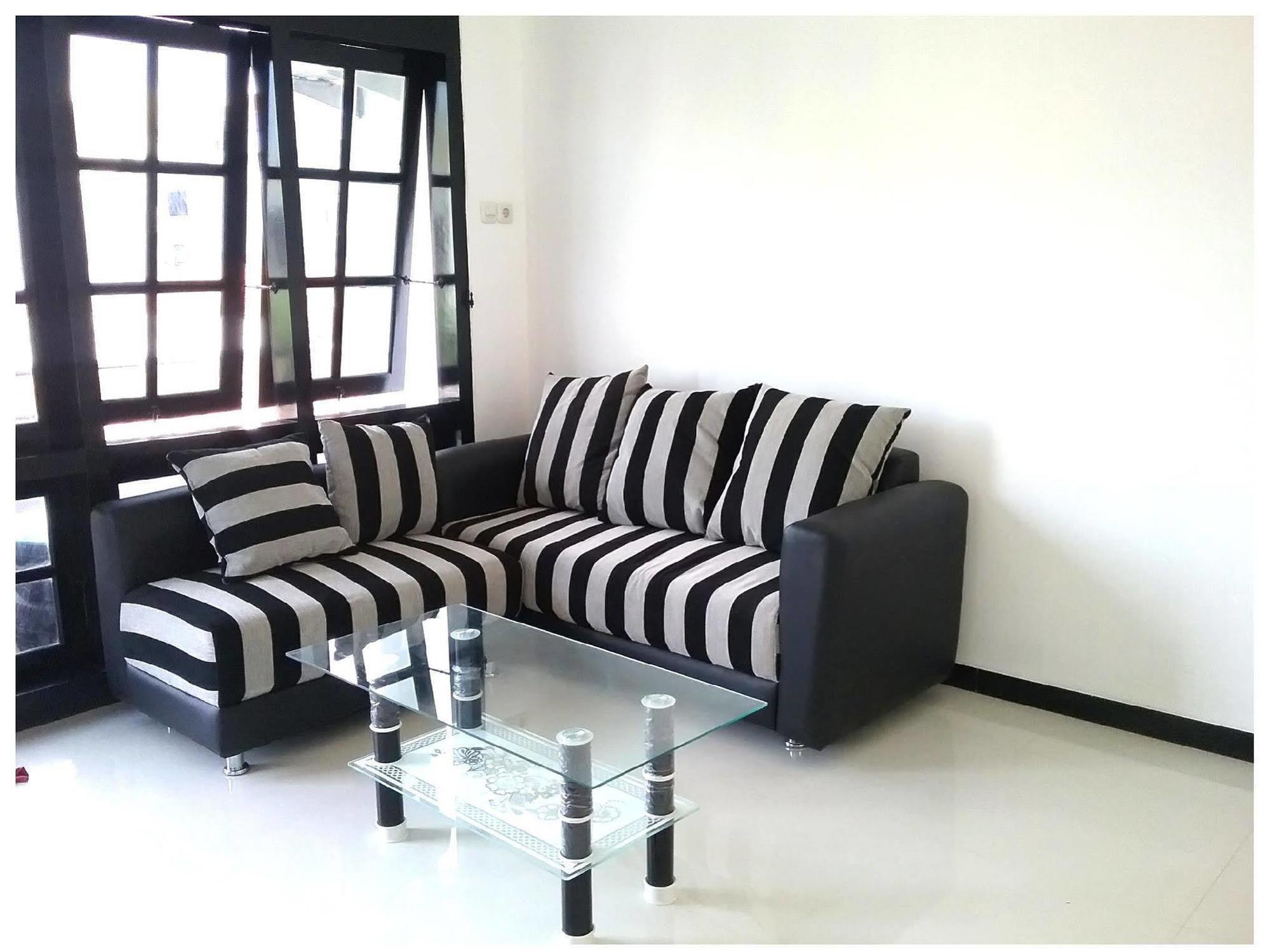 Mess Inn Semarang Esterno foto