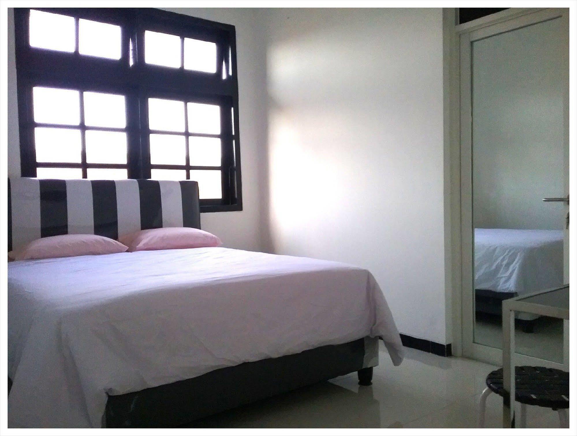 Mess Inn Semarang Esterno foto