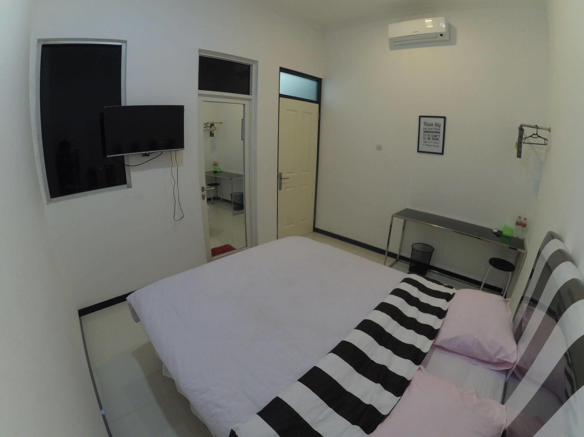 Mess Inn Semarang Esterno foto